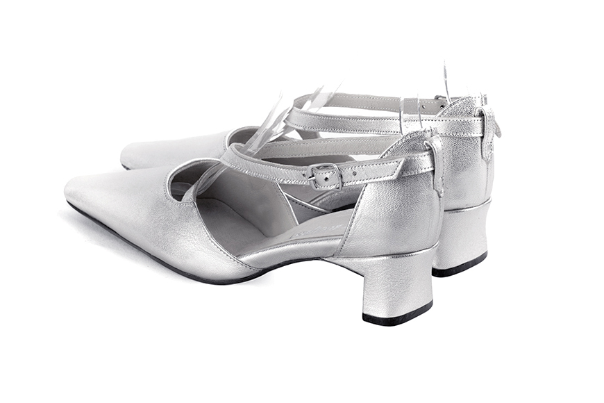 Women's silver open side dress shoes, with crossed straps. Tapered toe. Low kitten heels - Rear view